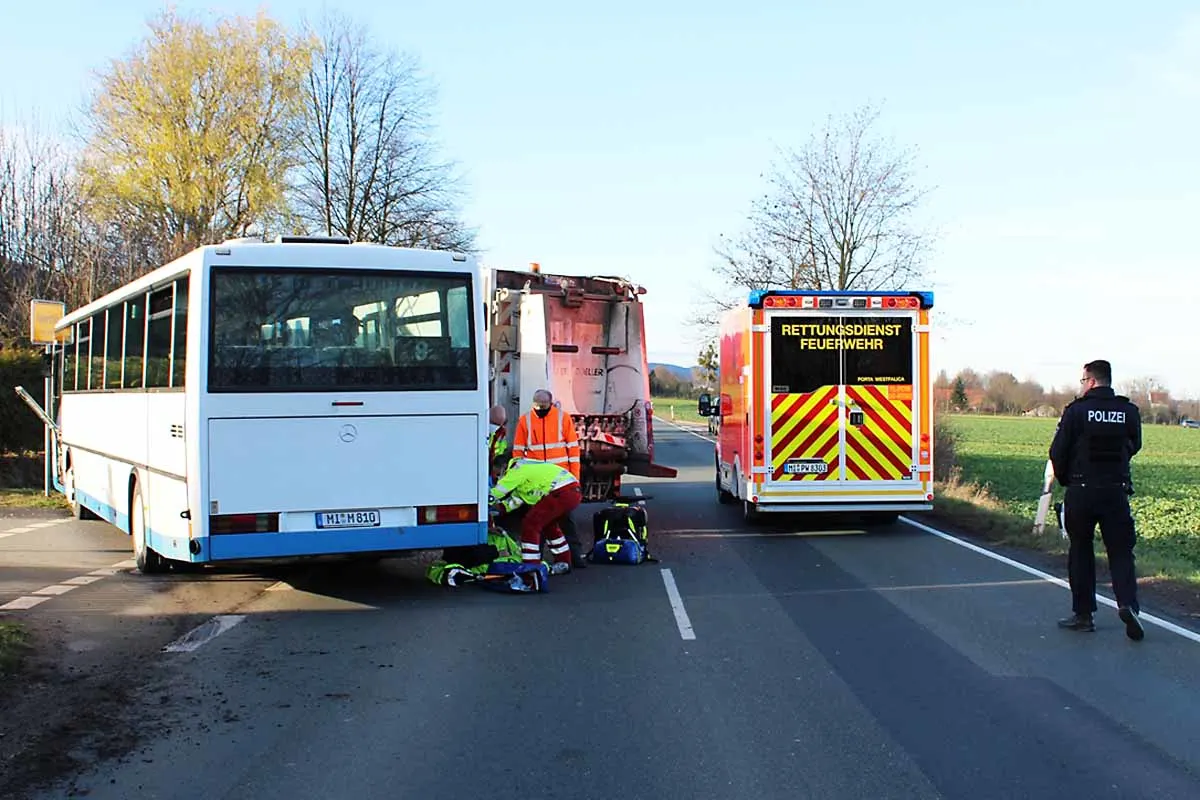 Minden - Verkehrsunfall zwischen Linienbus und Müllfahrzeug