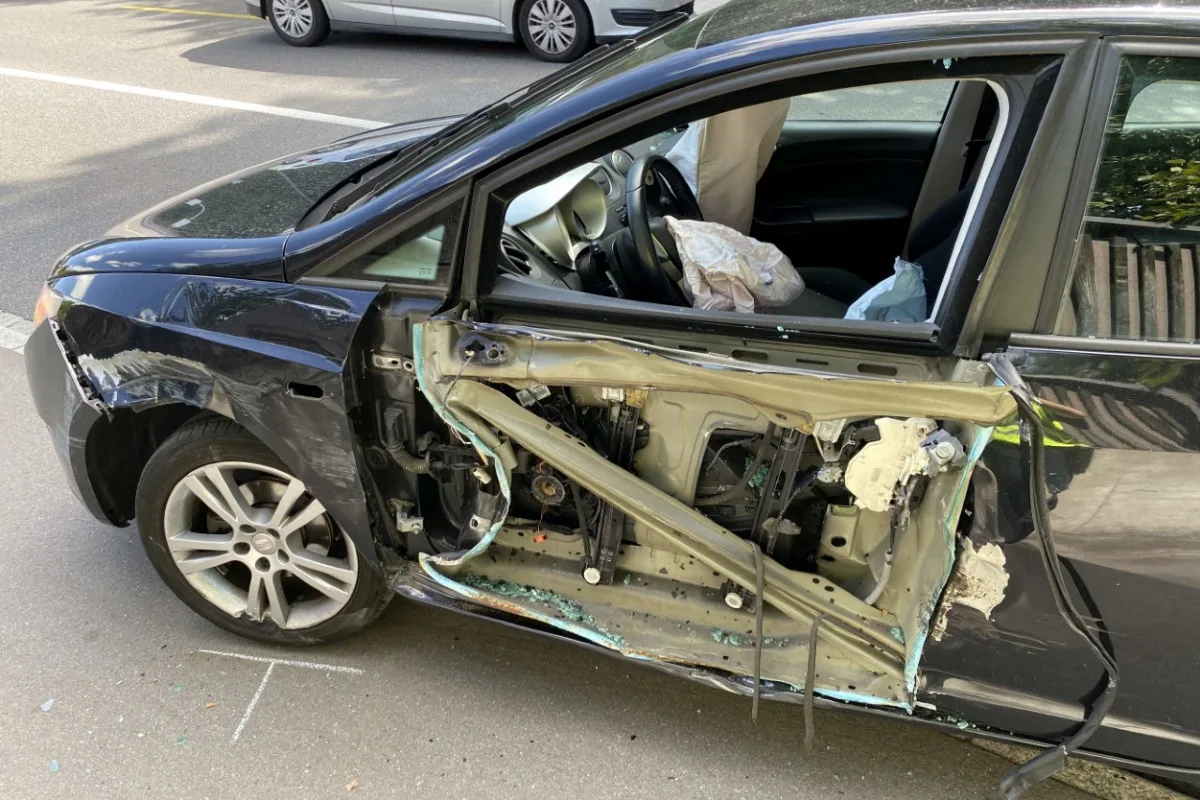 Unfall in Ennetbaden AG  - Autofahrerin verletzt sich bei Kollision mit Lastwagen