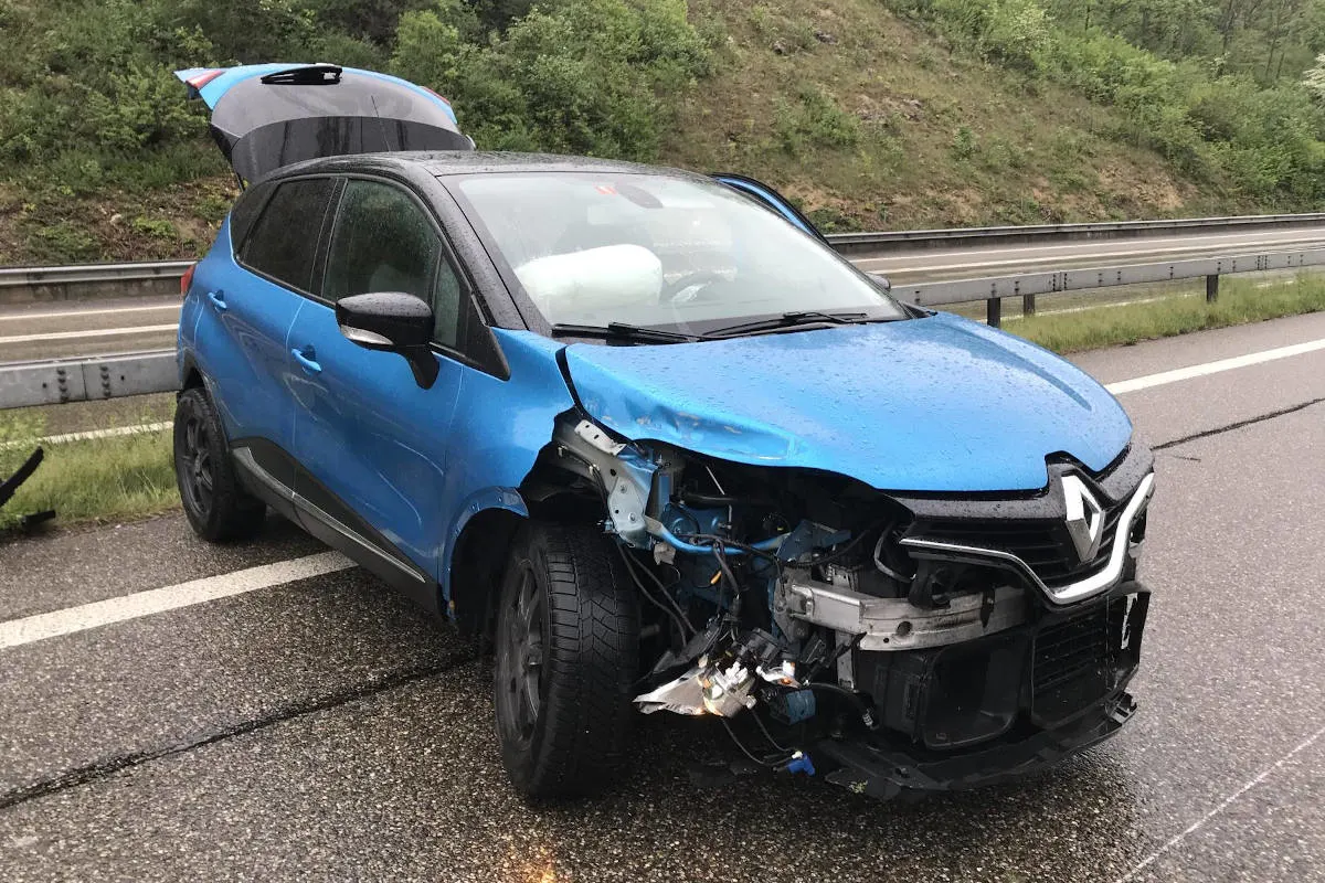 A2 Diegten BL – Personenwagen gerät ins Schleudern und kollidiert mit Leitplanke