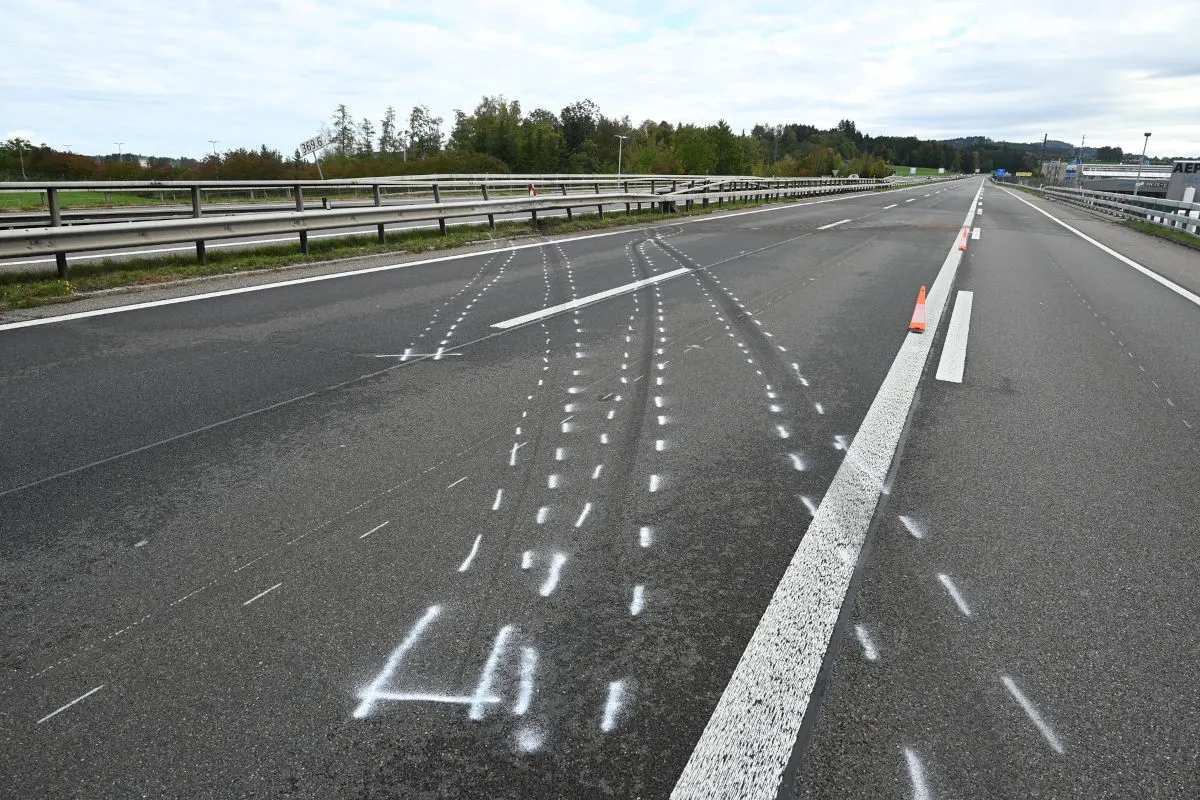 Eine Autobahn mit weißen Markierungen und Straßenleitkegeln, die eine Unfallstelle kennzeichnen.
