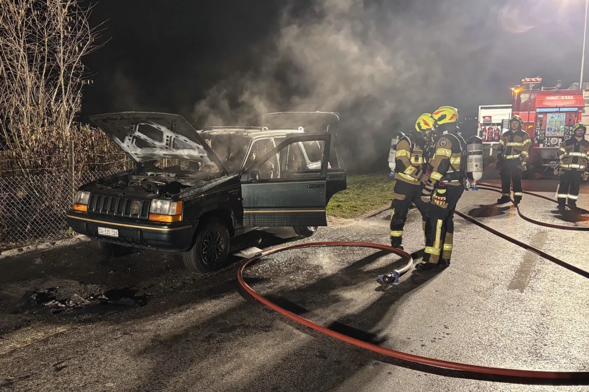 Feuer-Schock in Algetshausen SG - Auto brennt lichterloh 