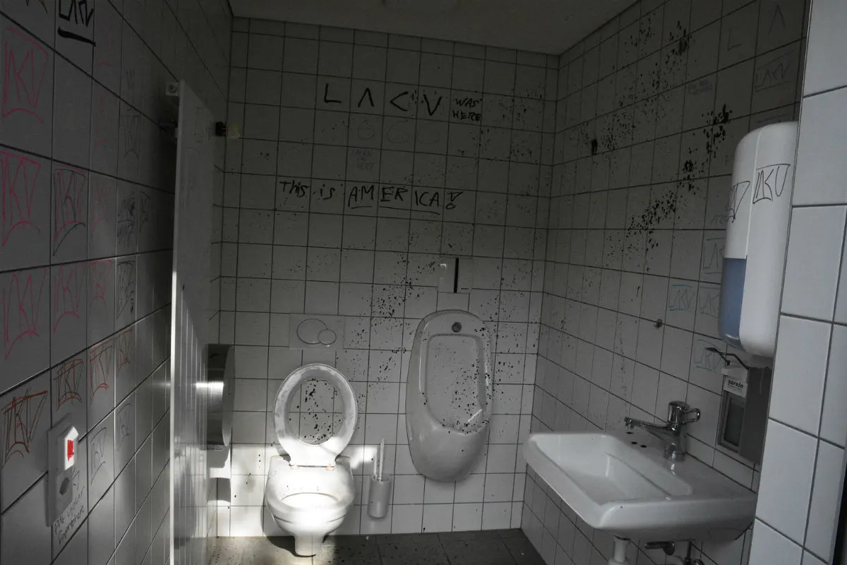 Bendern FL - Öffentliche Toilette verschmiert