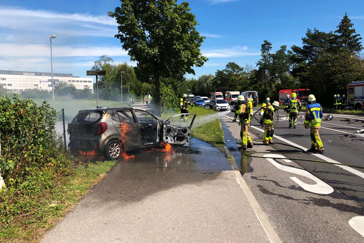Immenstaad – Verkehrsunfall auf B31 mit vier verletzten Personen – Fahrzeug gerät in Brand