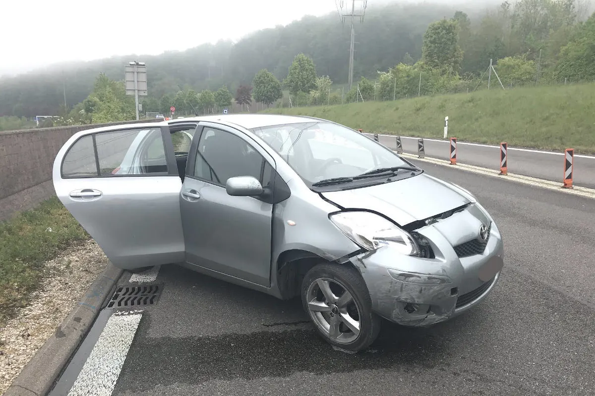A4 Flurlingen ZH – Alleinunfall führt zu Totalschaden.
