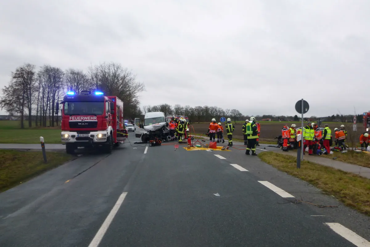 Embsen - Beide Fahrer nach Frontalkollision eingeklemmt
