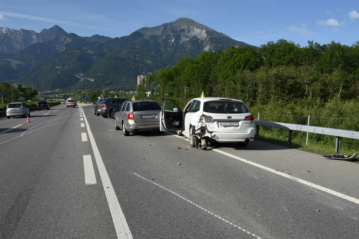 Zizers GR - Unfall mit vier Fahrzeugen führt zu Stau