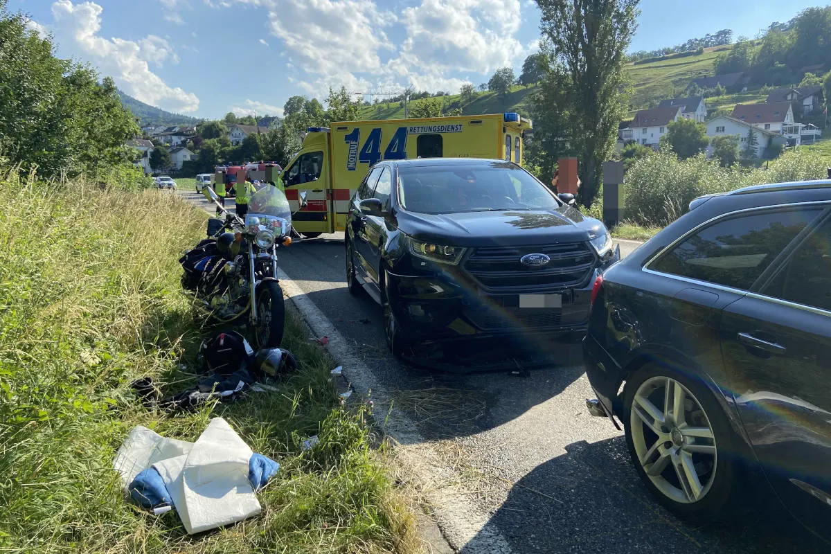 Herznach AG – Auffahrkollision fordert zwei verletzte Motorradlenker – Zeugenaufruf
