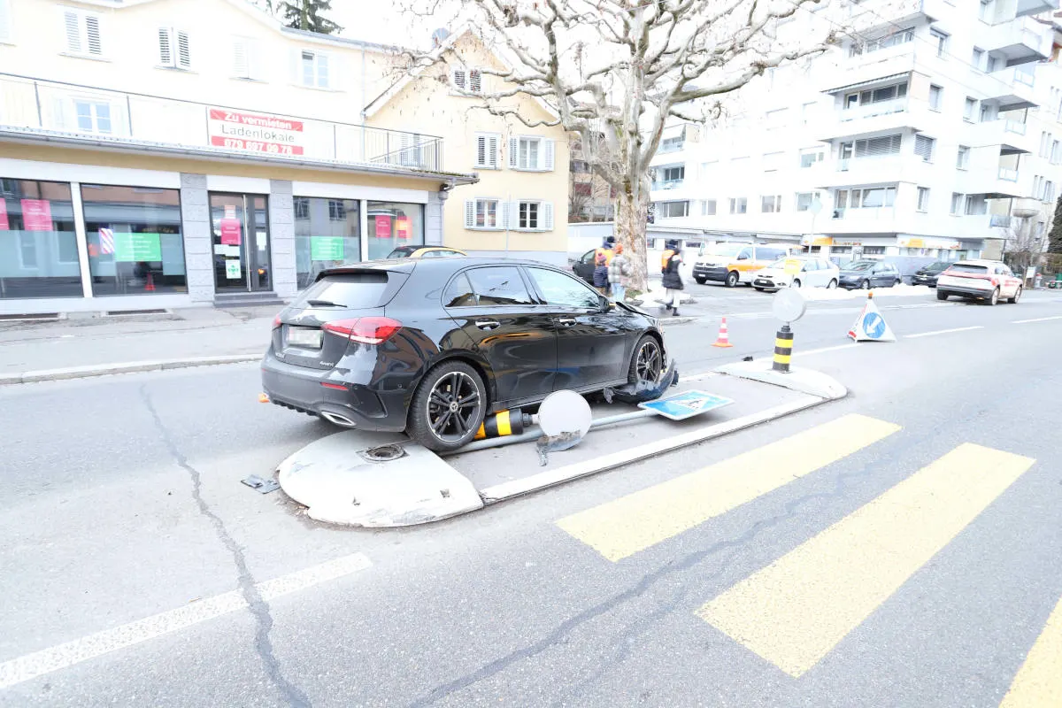 St. Gallen – Autofahrerin prallt gegen Verkehrstafel