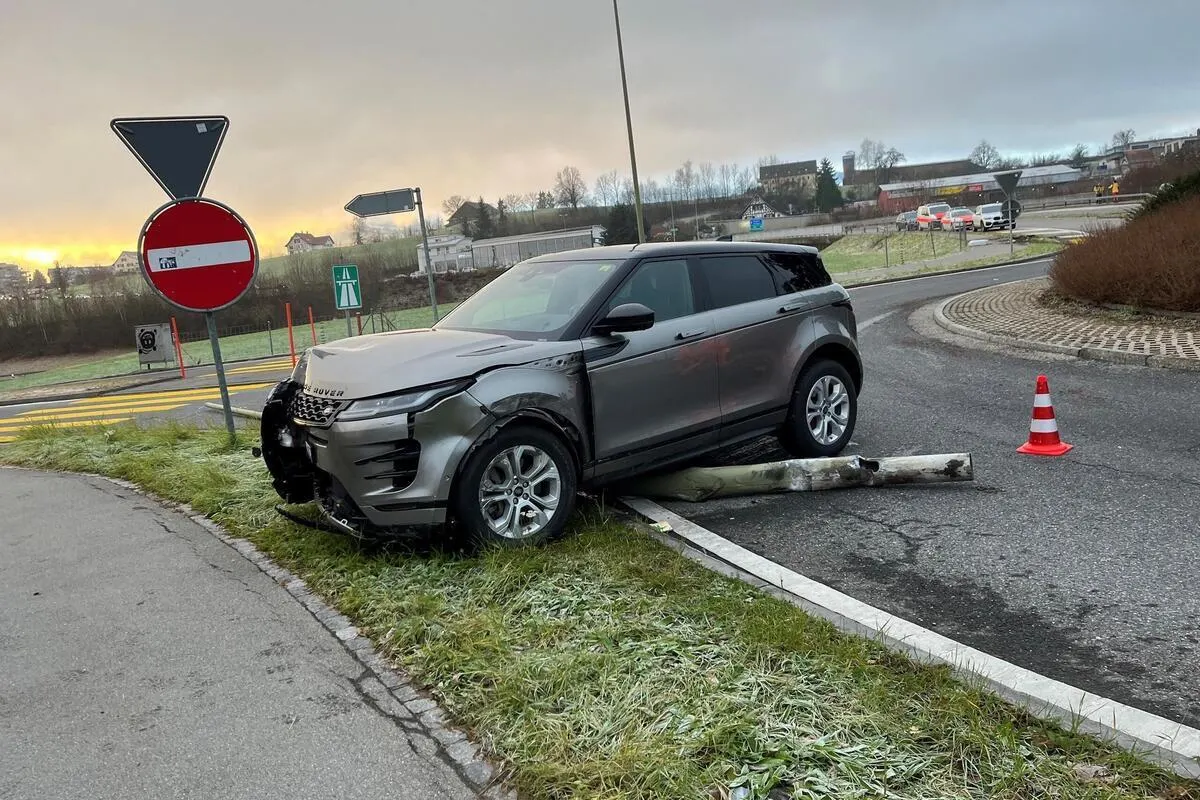 A3/Richterswil ZH - 16-jähriger Autofahrer flieht vor der Polizei und verunfallt 