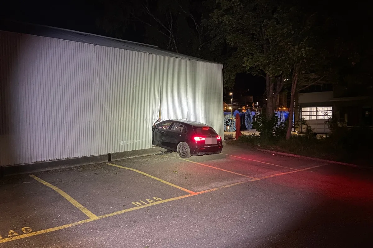 Heftiger Unfall in Brugg AG - 24-Jähriger prallt alkoholisiert mit Mercedes in Lagerhalle!