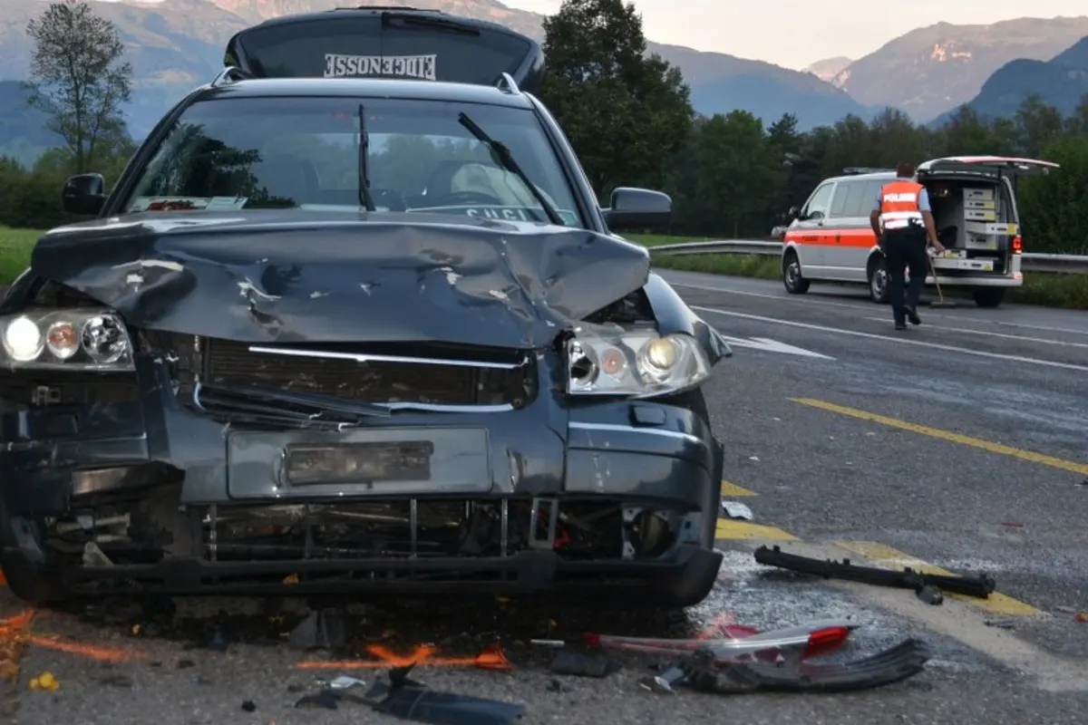 Zweimal Totalschaden in Triesen FL - Heftiger Crash beim Abbiegen