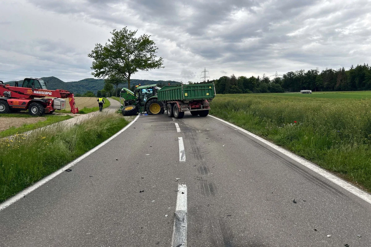 Lupfig AG - Heftige Kollision mit Traktor - Auto überschlägt sich 