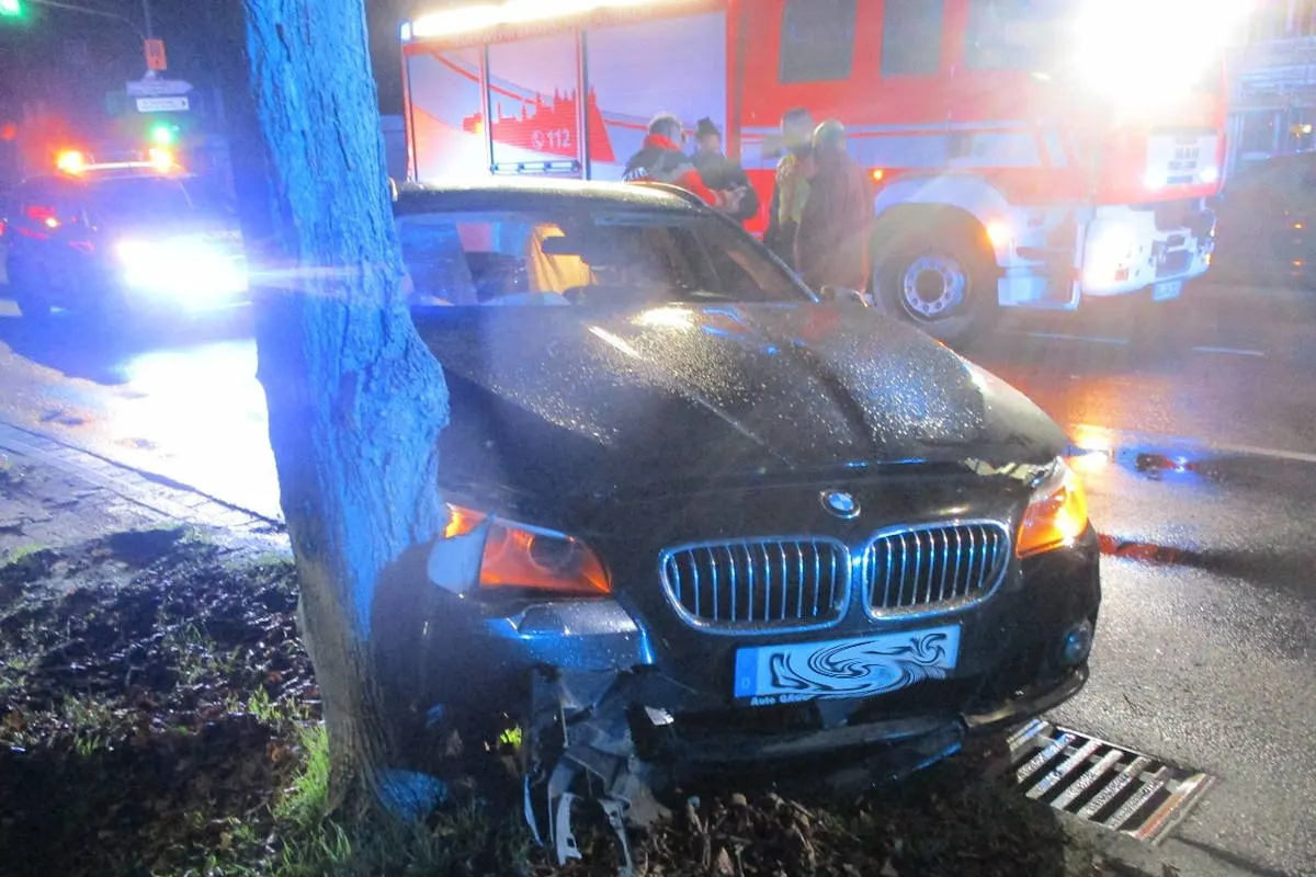 Bergisch Gladbach – Vom Handy abgelenkt mit Pkw vor einen Baum gefahren