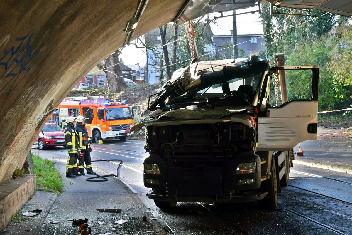 Mülheim an der Ruhr – Lkw bleibt in Unterführung stecken