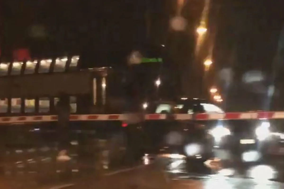 Uster ZH - Frau in Lebensgefahr - Mit Auto auf Bahngeleisen steckengeblieben
