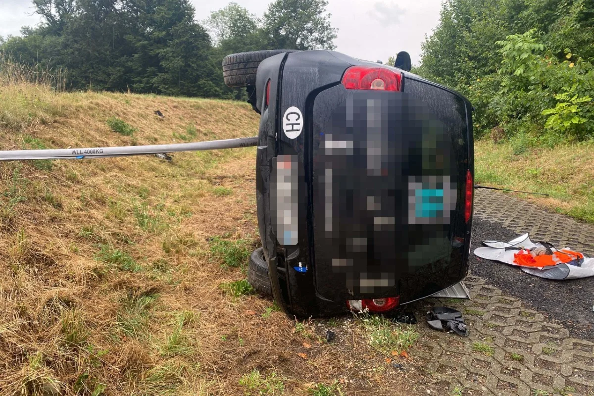 Zufikon AG - Autofahrerin musste nach dem Unfall aus dem Fahrzeug geborgen werden