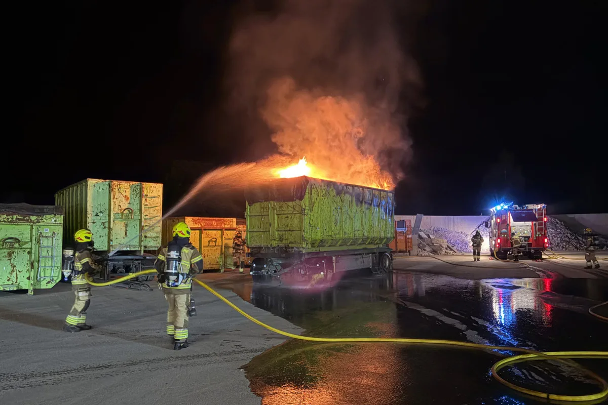 Baar ZG – Brand bei Recyclingfirma