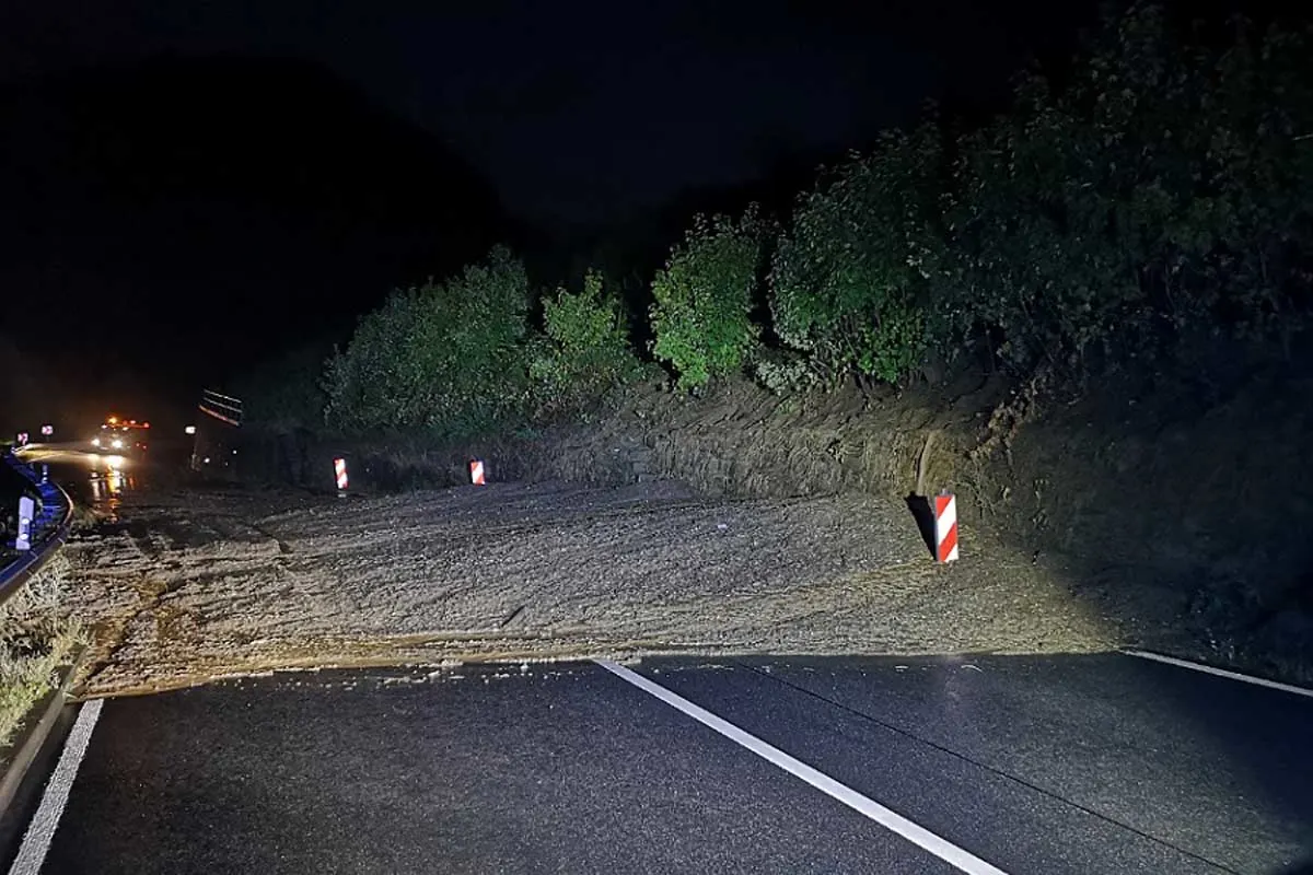 Zell (Mosel) - Starkregen sorgt für Verkehrsbeeinträchtigungen