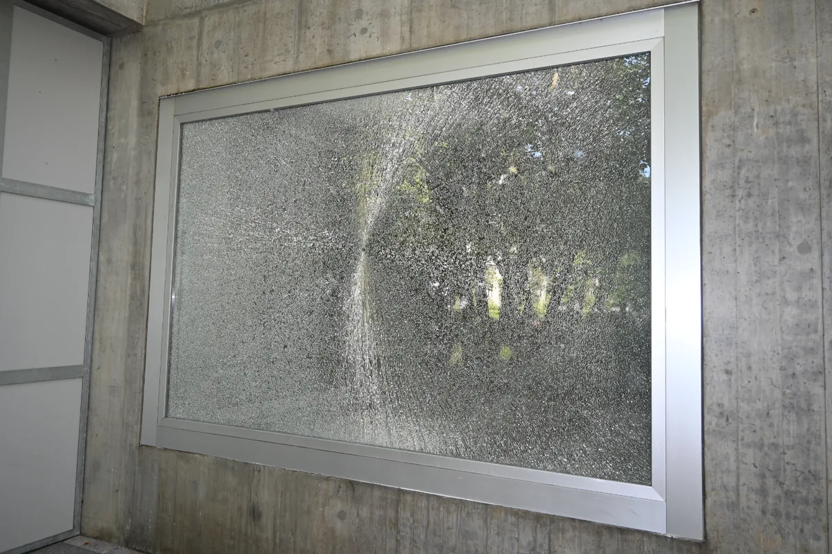Balzers FL - Mehrere Glasscheiben eingeschlagen 