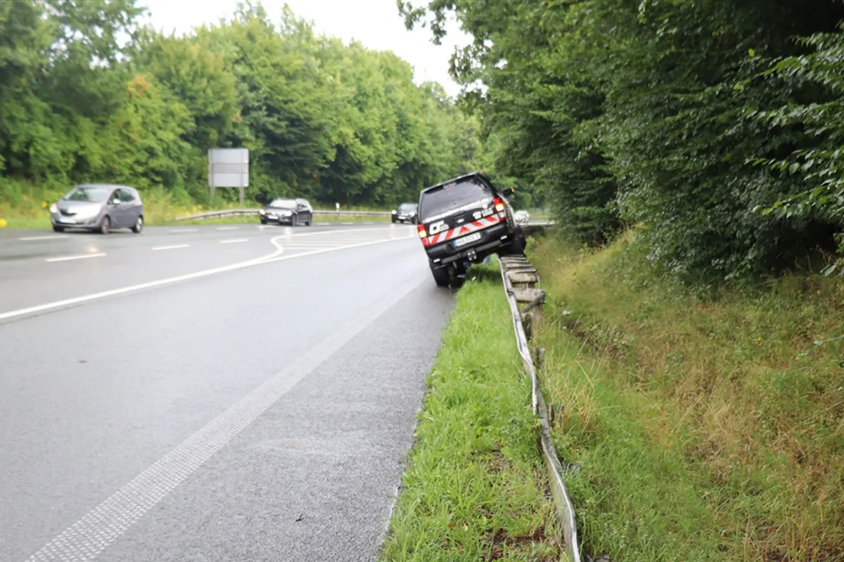 Höxter NW – Geländewagen landet nach Unfall auf Leitplanke