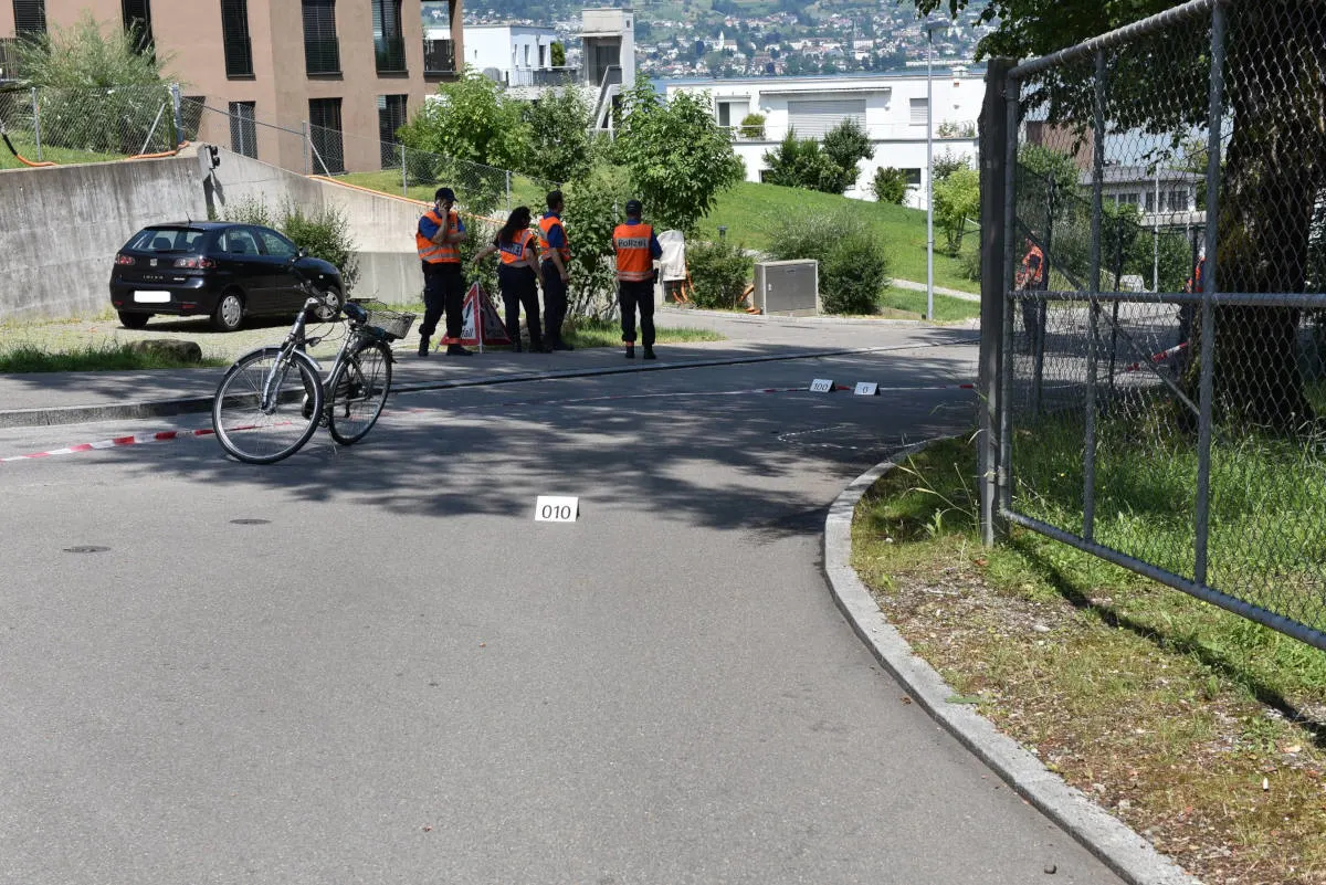 Wädenswil ZH - Fahrradlenkerin bei Unfall verletzt