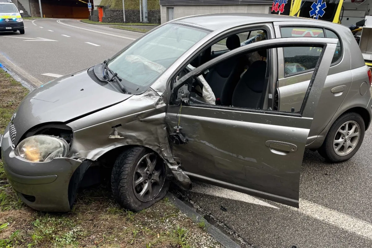 Aarburg AG - Auto gerät im Tunnel auf Gegenfahrbahn - drei Fahrzeuge mit Totalschaden