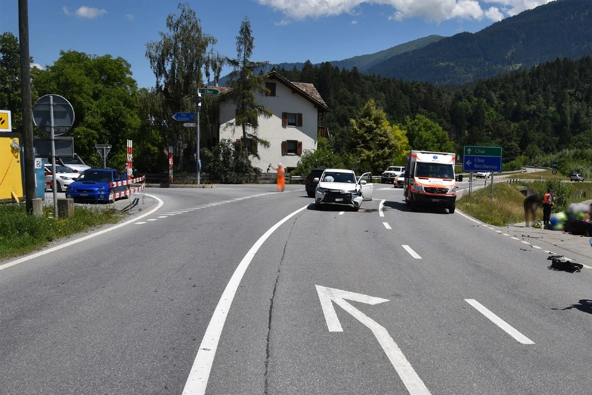 Unfall gestern in Bonaduz GR - Kollision zwischen Motorrad und Auto  - zwei Personen verletzt