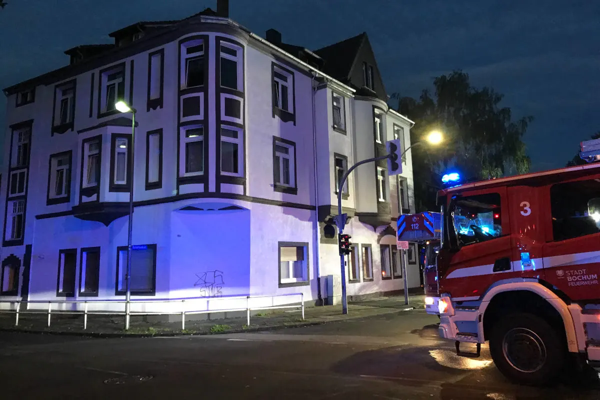 Bochum – Flammen schlagen bei Wohungsbrand aus dem Fenster