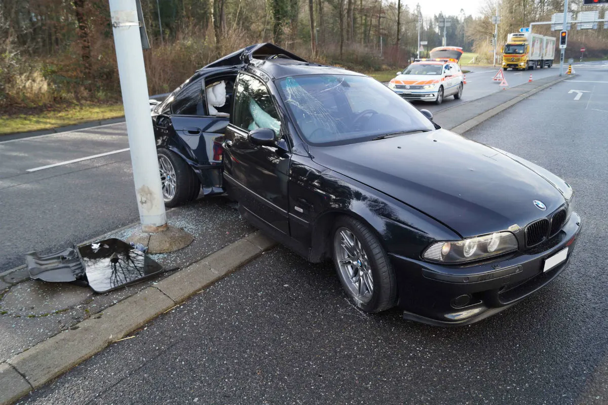 Baar ZG -  Beim Überholen bricht der BMW aus
