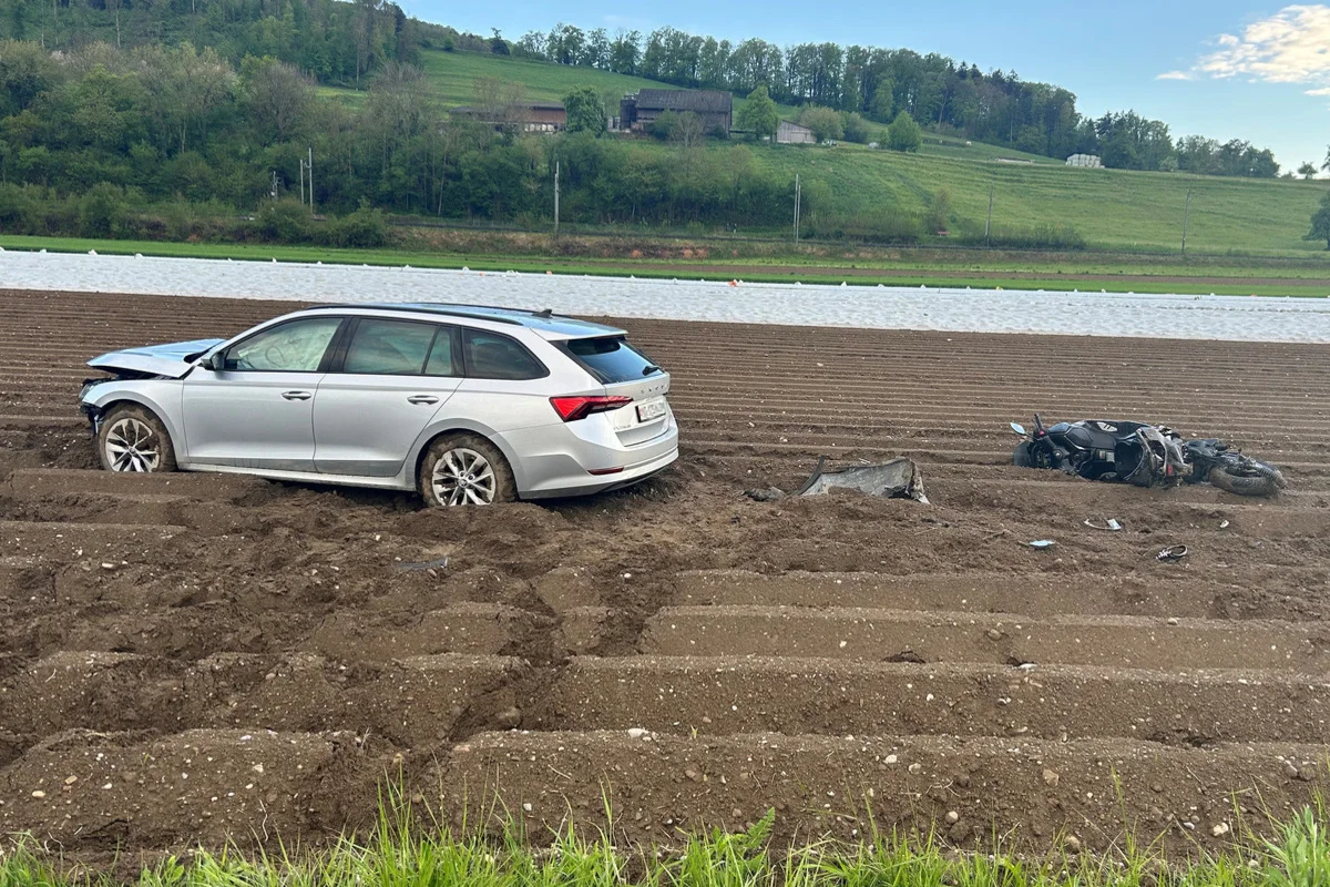 Unfall in Eschenz TG – Zwei Verletzte bei Zusammenstoss zwischen Auto und Motorrad 