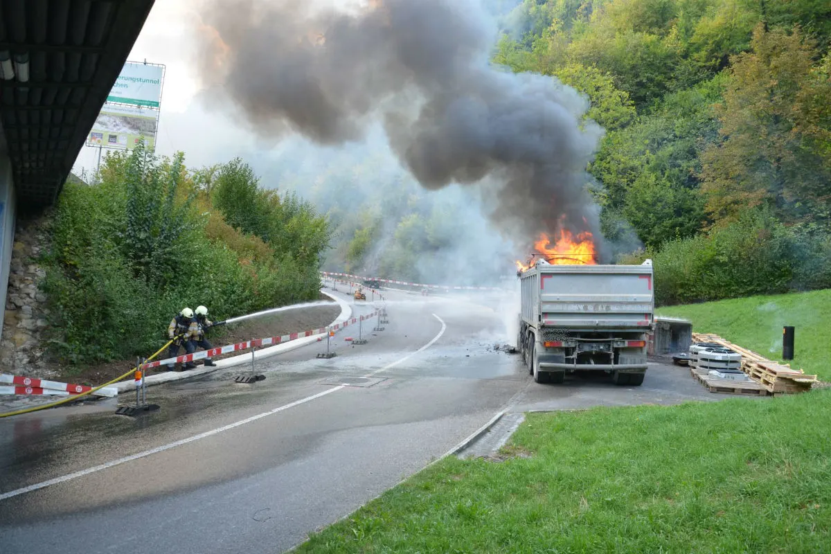 Eptingen BL - Lastwagen gerät in Brand und wird komplett zerstört