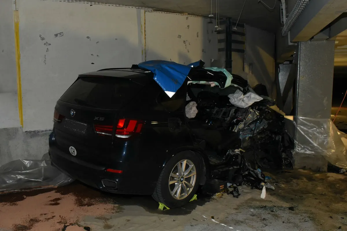 Kloten ZH - Selbstunfall in Parkhaus fordert schwerverletzen Beifahrer