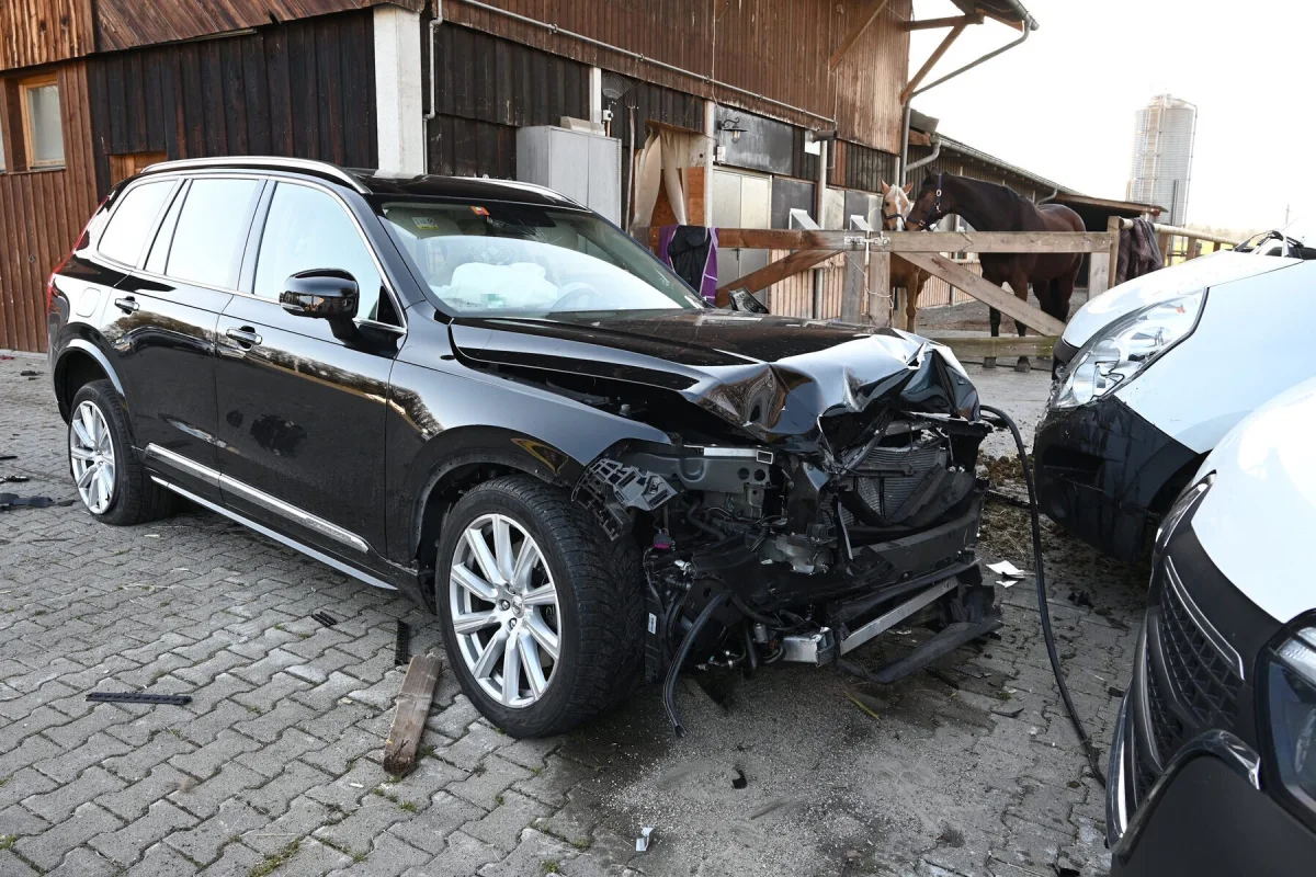 Mörschwil SG – Auto prallt nach Unfall in mehrere Objekte