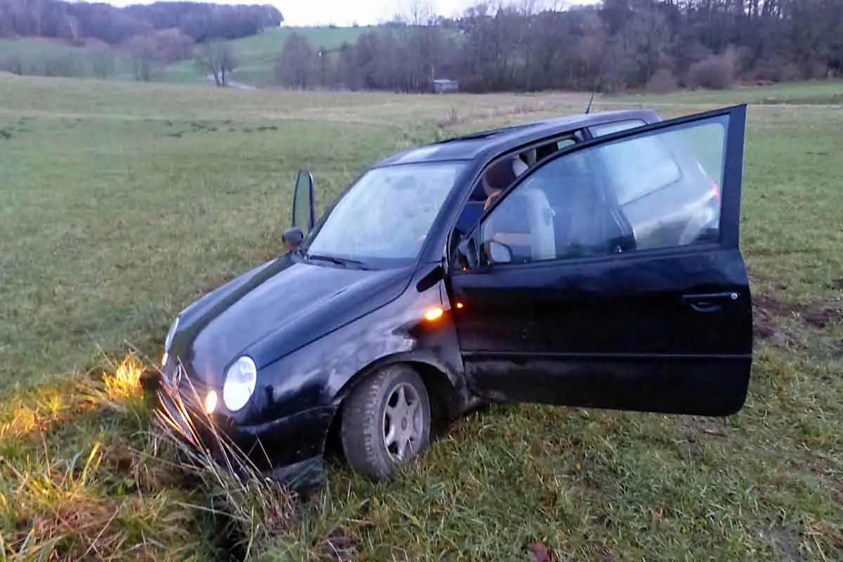 Ohne Fahrerlaubnis in Radevormwald - Rasante Fahrt endete auf Wiese!