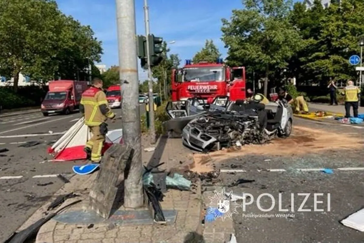 Unfall in Kaiserslautern RP - Mit einer Laterne kollidiert 