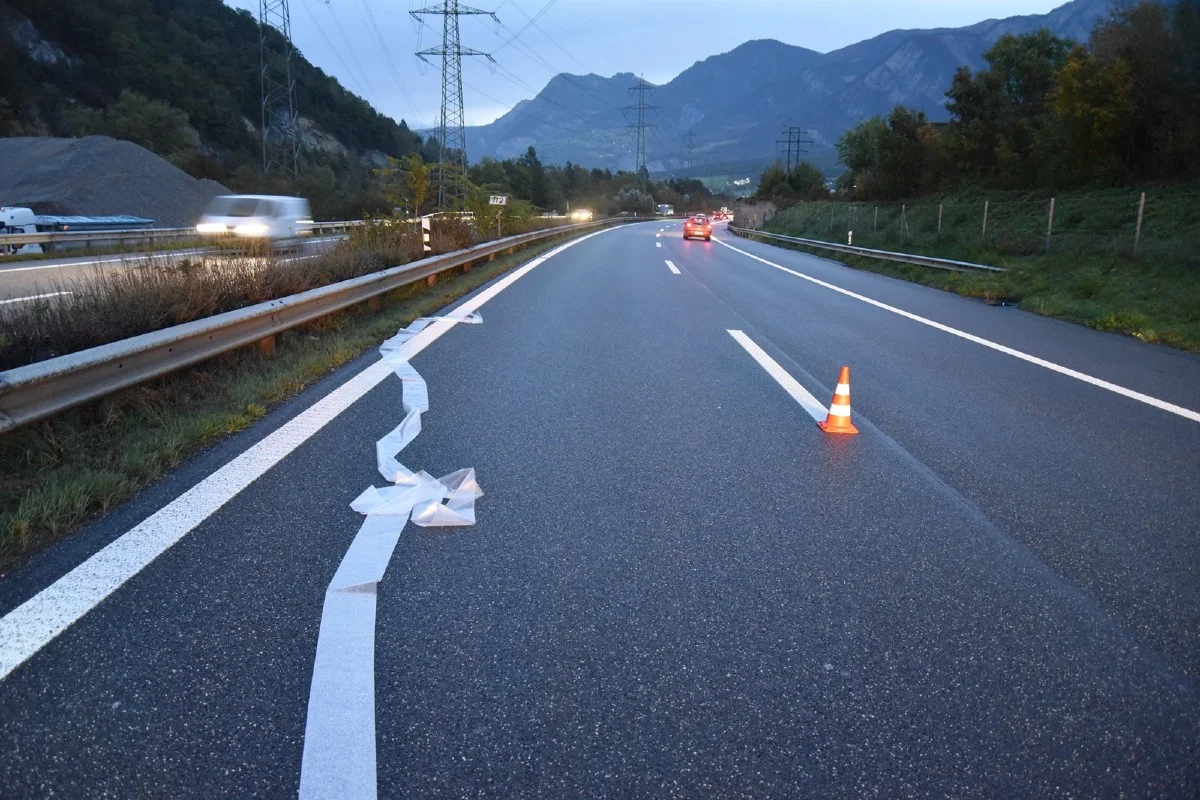 Chur GR - Transparente Plastikfolie auf der A13 löst Auffahrkollision mit neun Personenwagen aus 