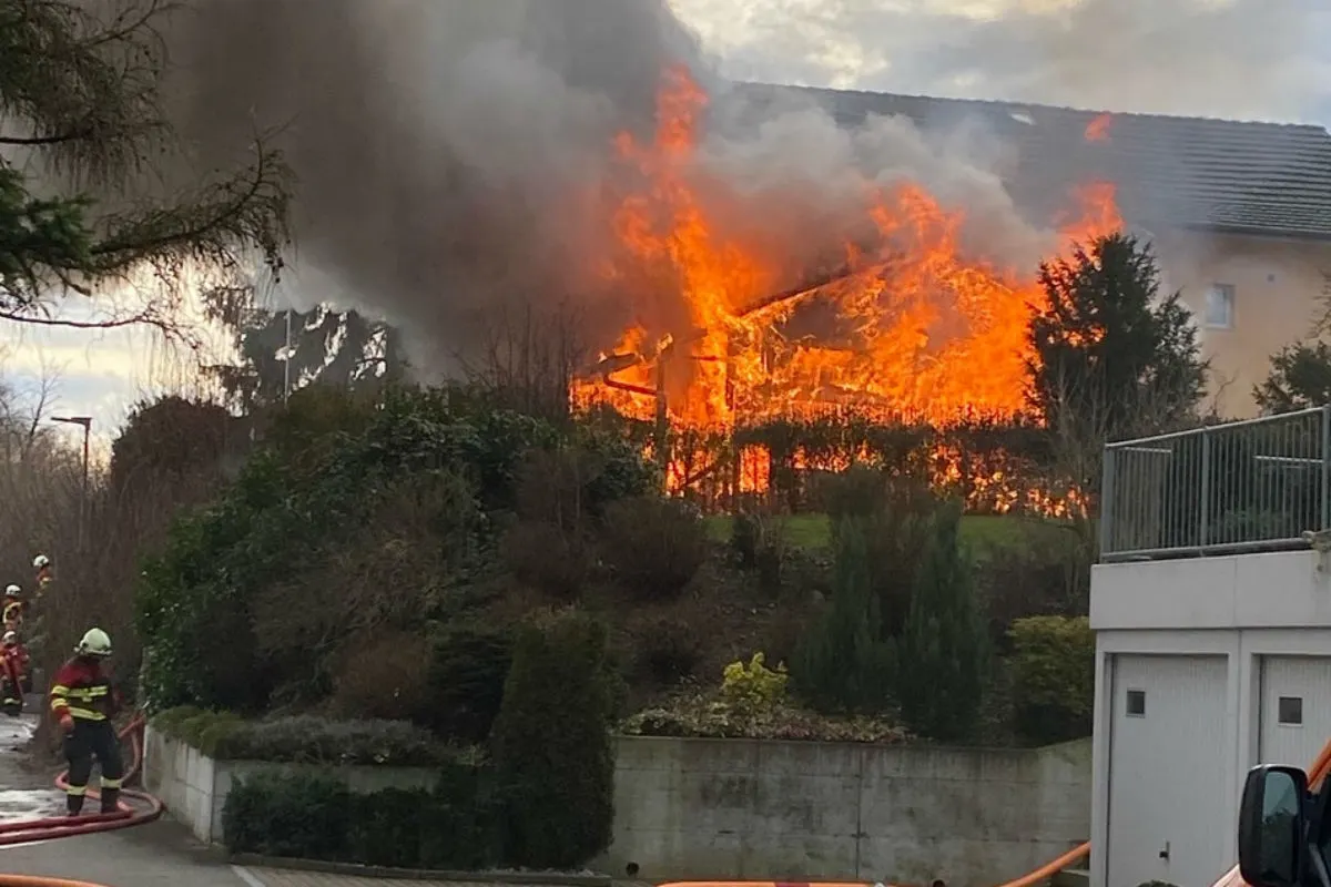 Staufen AG -  Schopf durch Brand zerstört - auch Auto ausgebrannt