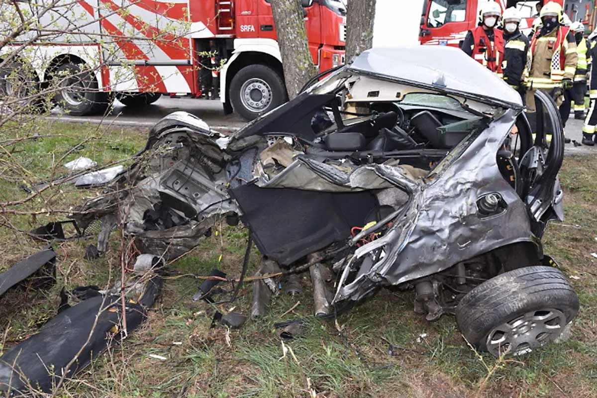 Weigelsdorf - Horror-Unfall auf nasser Fahrbahn - Zwei 18-Jährige schwer verletzt!