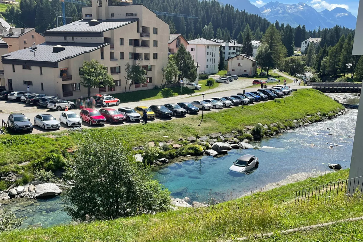 San Bernardino GR - Auto rollt mitsamt Lenker in die Moesa