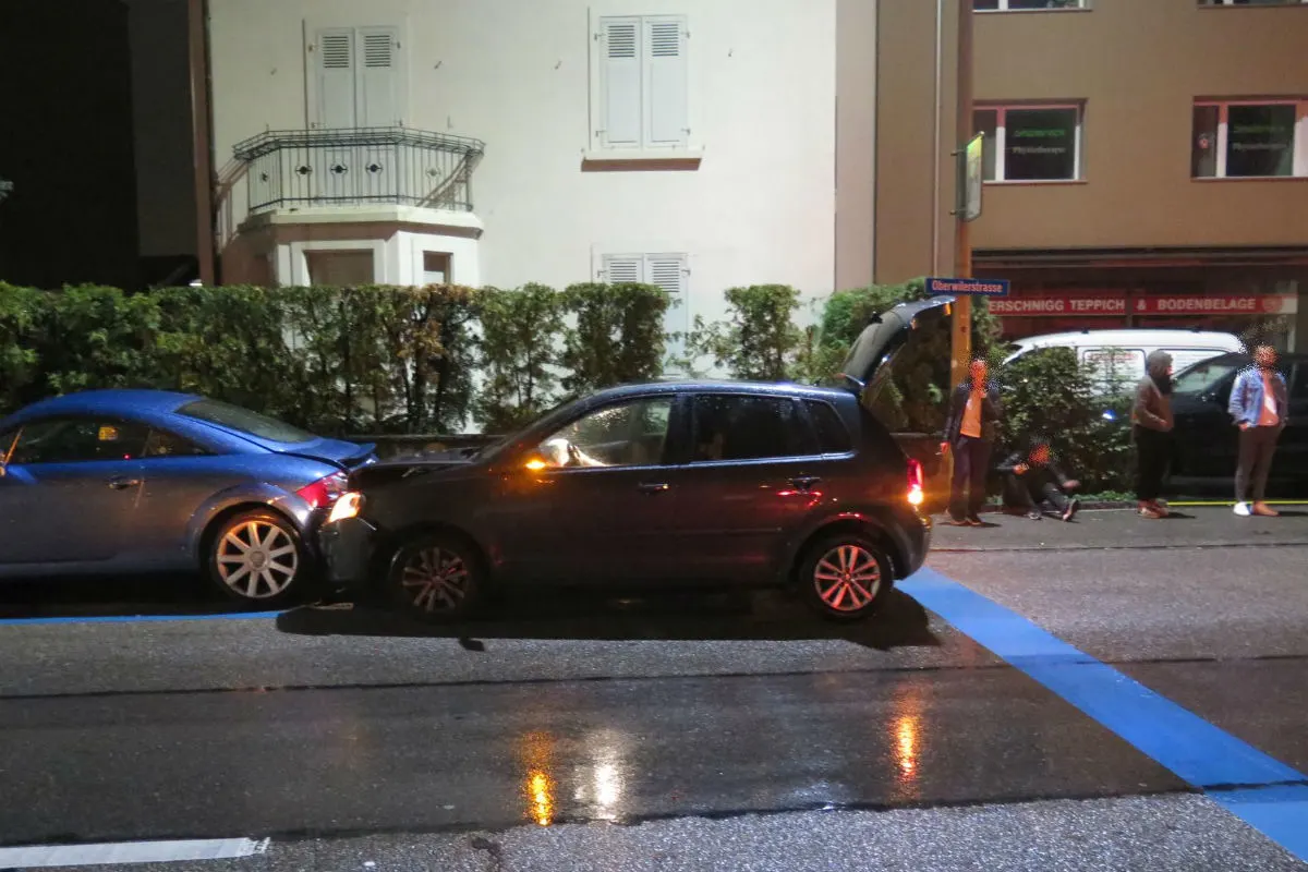 Binningen BL - Autofahrer prallt in parkiertes Autos - Zeugenaufruf