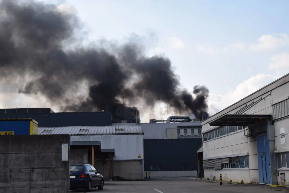 Breitenbach SO – Brand in Industriebetrieb erfordert grosses Aufgebot an Einsatzkräften