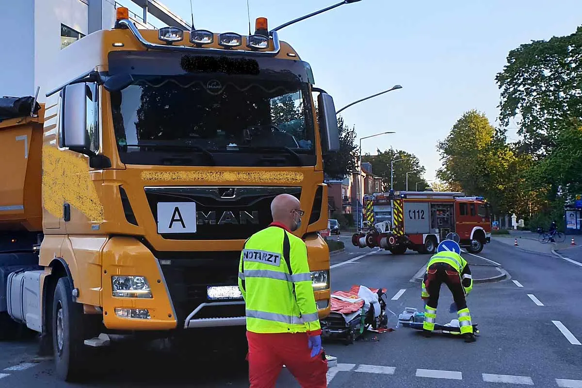 Bocholt - Fahrradfahrer unter LKW