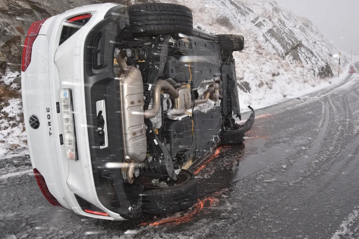Splügen GR – Sommerreifen führen zu Schleuderunfall