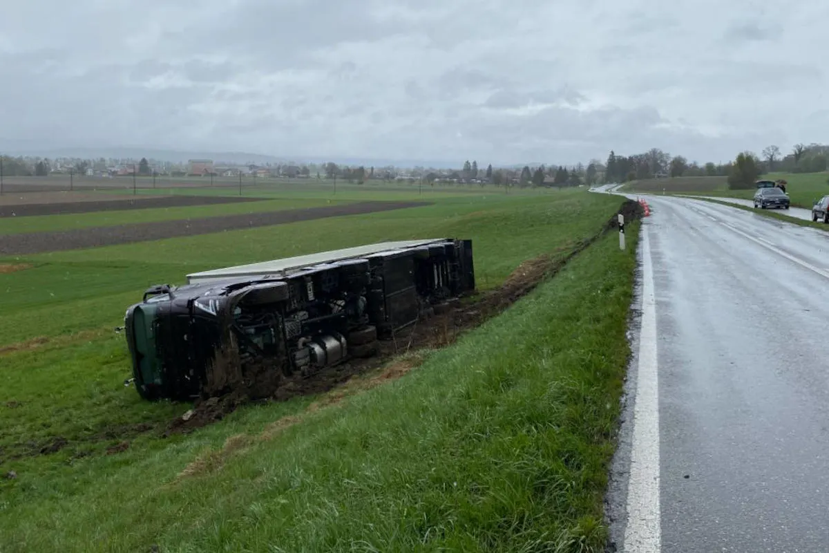 Bargen BE – Sattelmotorfahrzeug von Strasse abgekommen