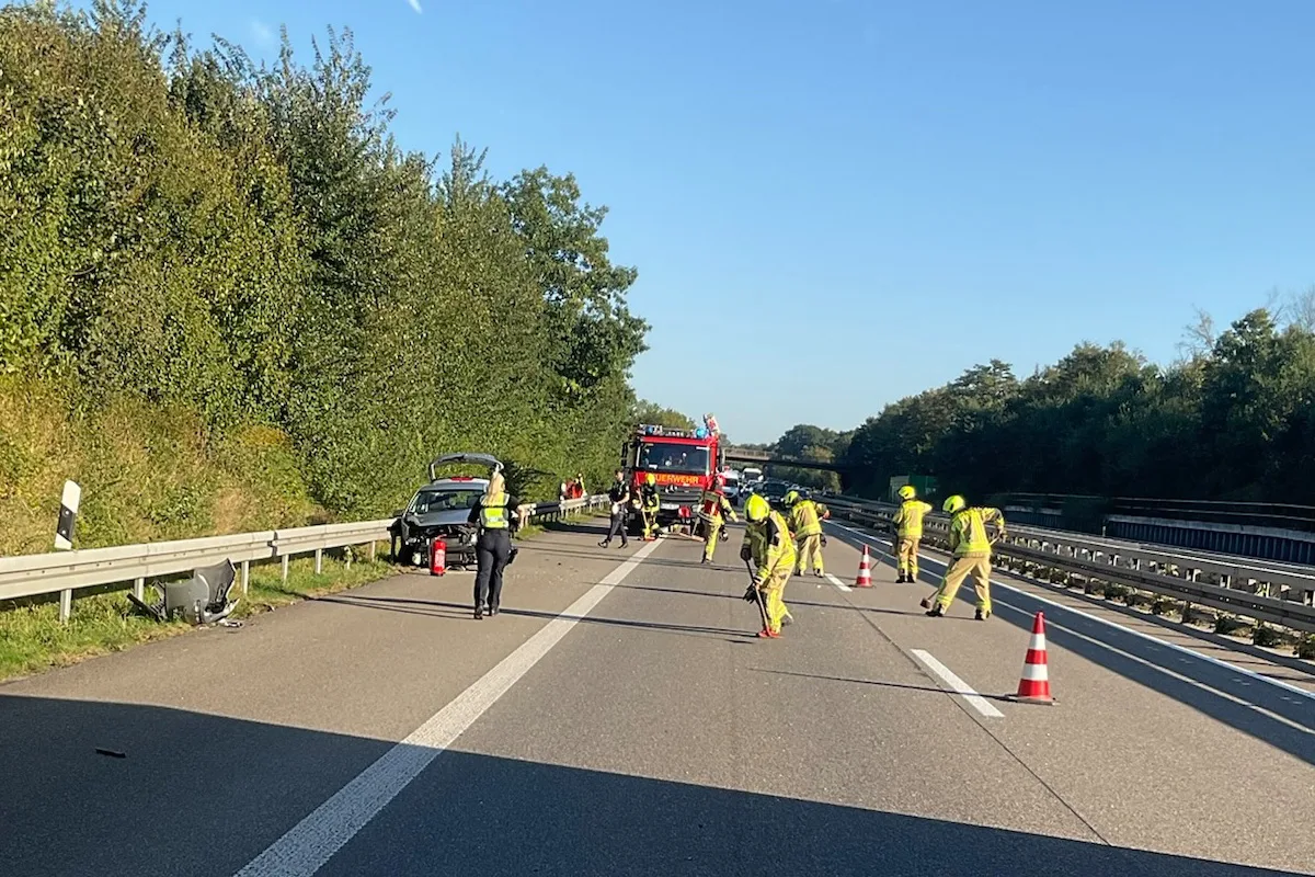 A57 Alpen NW – Pkw schleudert auf Autobahn und kollidiert mit Lkw