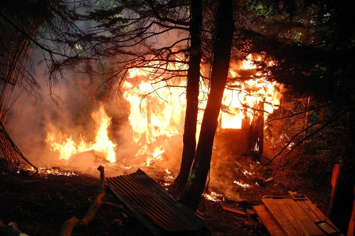 Brand in Morschach SZ - Leerstehendes Bienenhaus von den Flammen zerstört