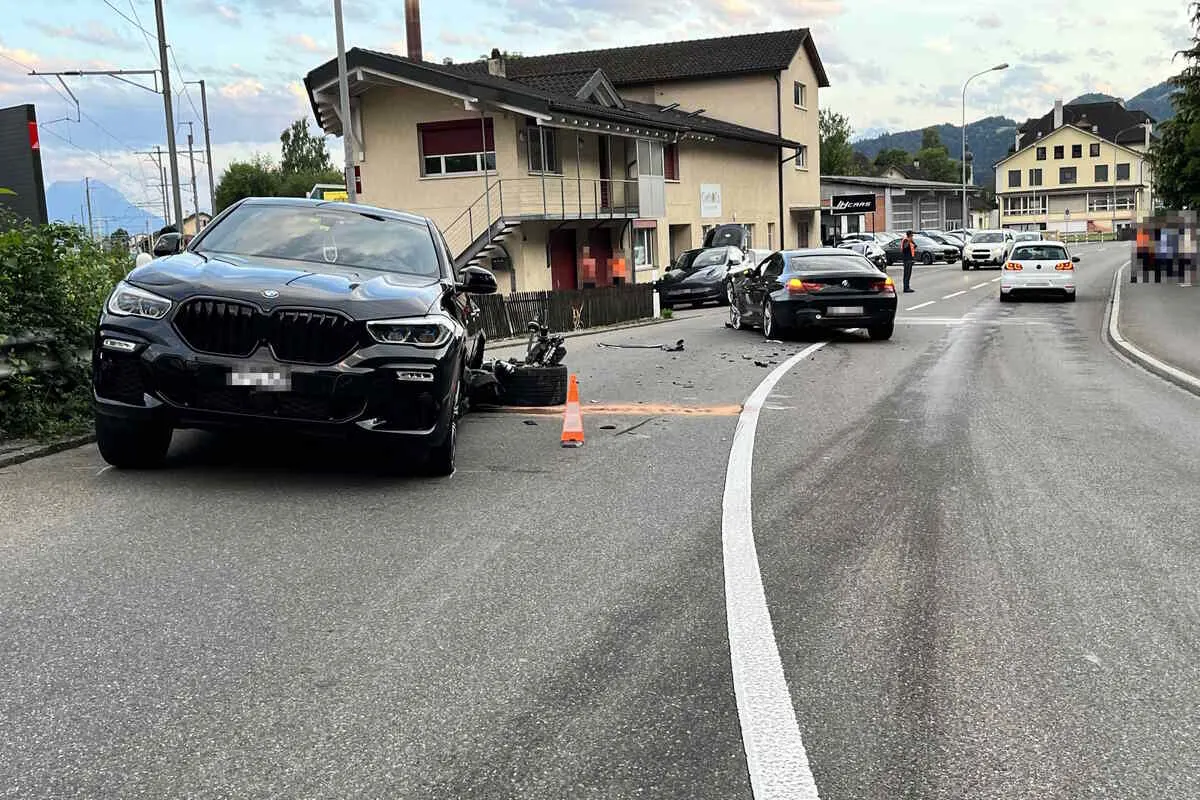 Au SG - Fahrunfähig mit zwei Autos kollidiert 