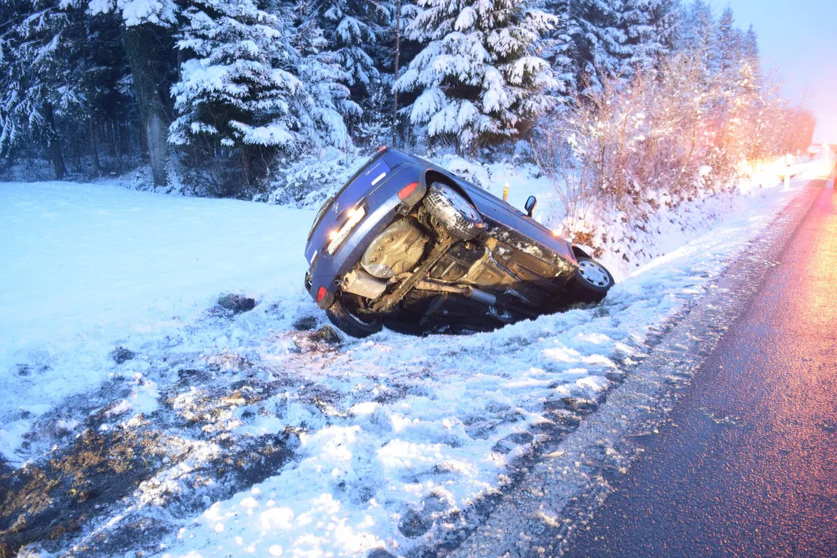 Kanton Luzern - Zwei Verkehrsunfälle auf schneebedeckten Strassen