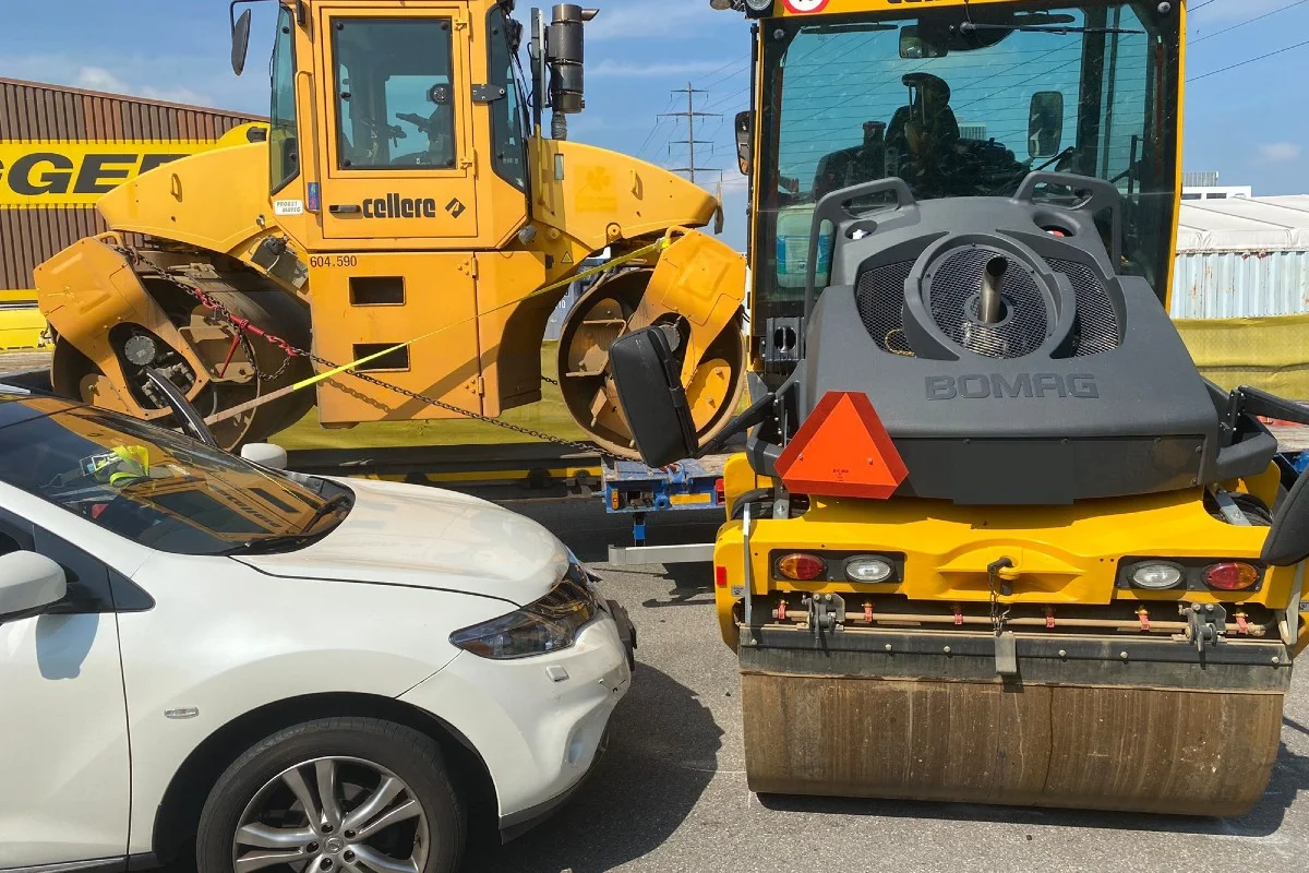 Unfälle im Kanton Zug - Eine Baumaschine rutschte vom fahrenden Lastwagen auf die Strasse - Frontalkollision