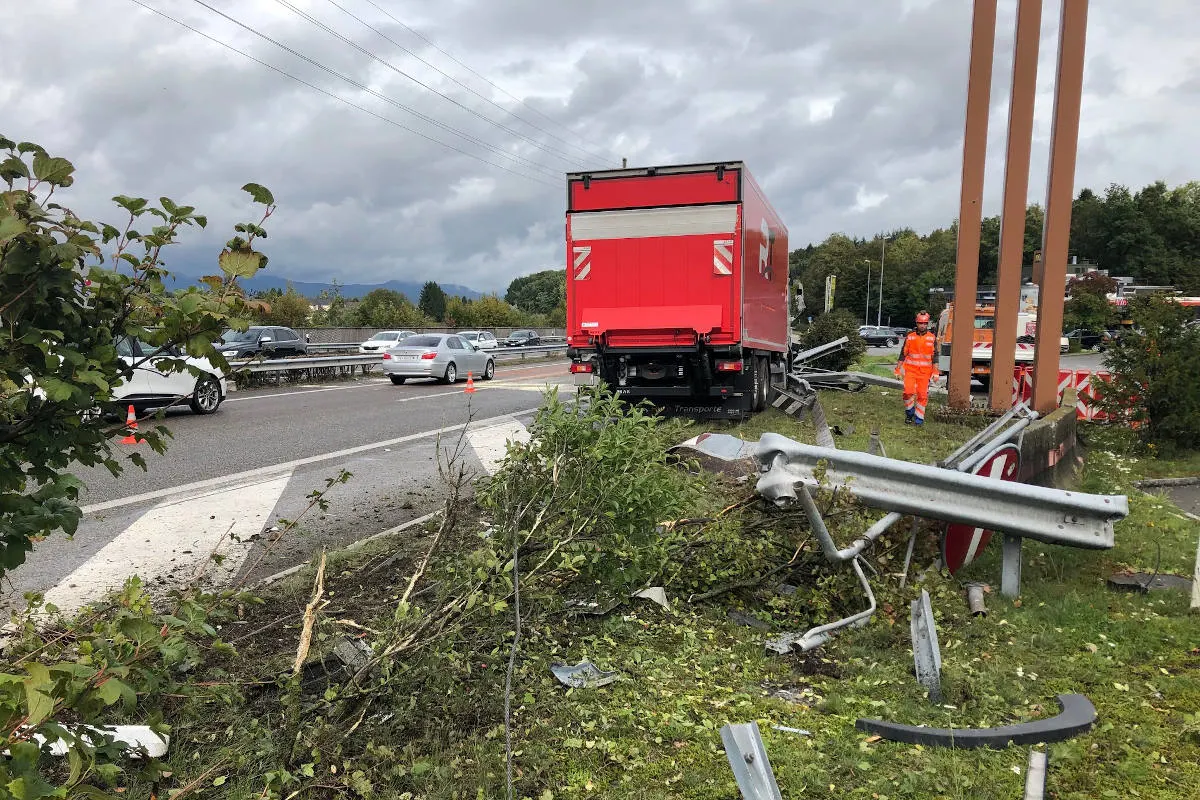 A1 Kölliken AG -- Kollision zwischen Lastwagen und Auto